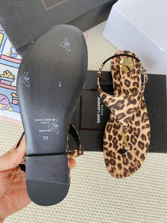Yves Saint Laurent: Light brown leopard print leather Rubber sole Genuine leathe