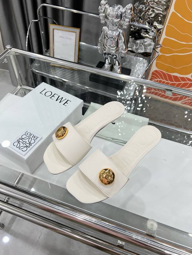 Loewe's new slippers 35-43. Rubber sole. Leather sole