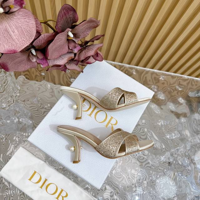 Dior's new spring and summer pearl heel cross-strap sandals. This style is perfe