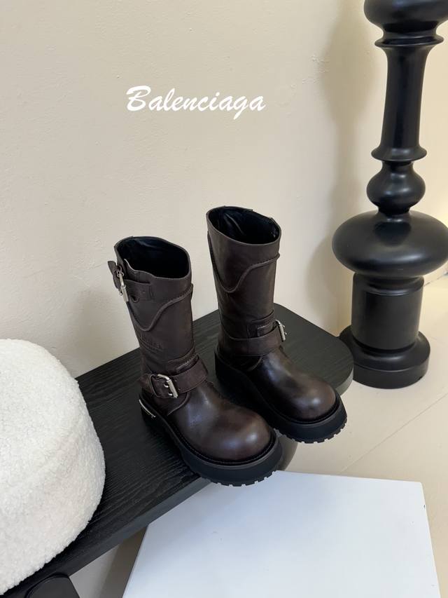 Balenciaga 25Ss new catwalk style dark style cool girls must-have motorcycle boo