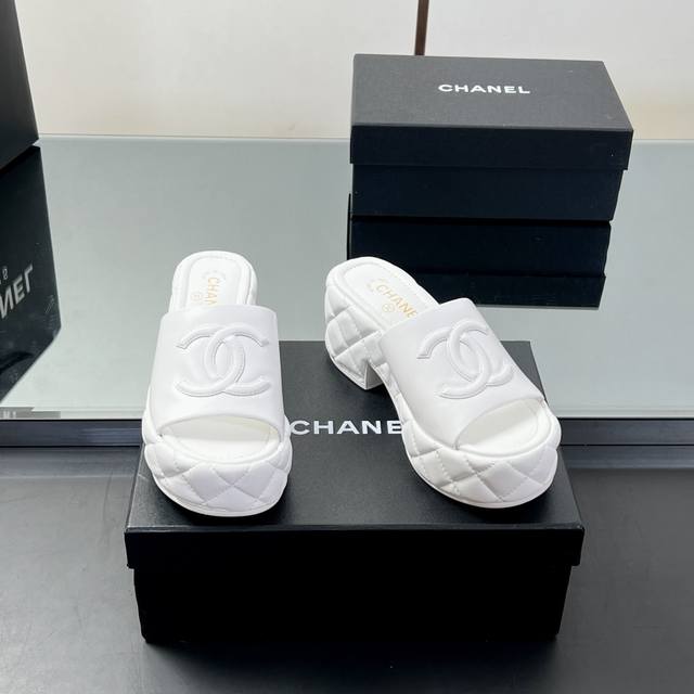 Factory P price Top quality! The real product is so beautiful. Chanel's new wove