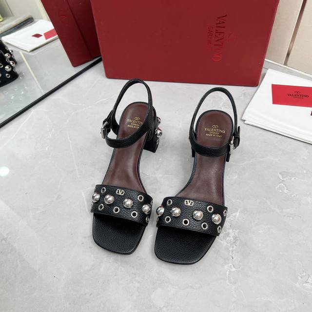 Valentino 25Ss new thick-heeled sandals This highly recognizable sandal shows a