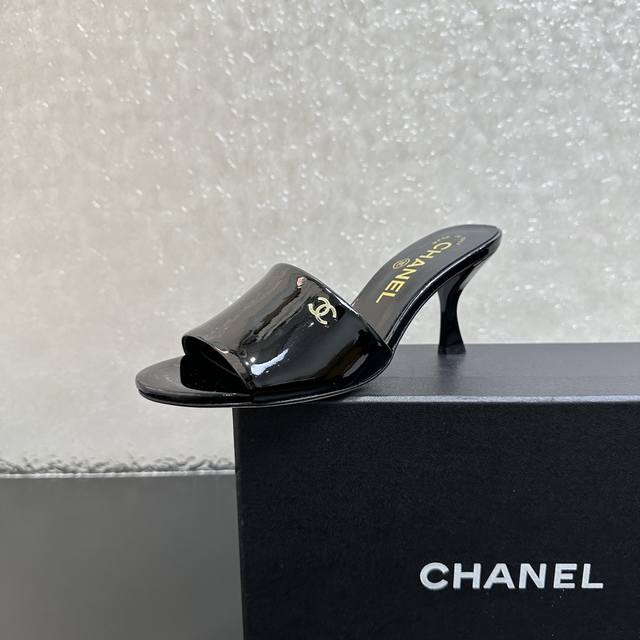 Chanel classic stiletto kitten heel high heel flip flops, patent leather, lining