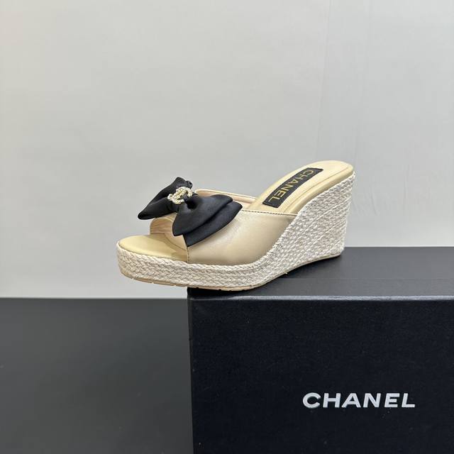 2025Ss Chanel's wedge-heeled platform slippers with bows cleverly combine classi