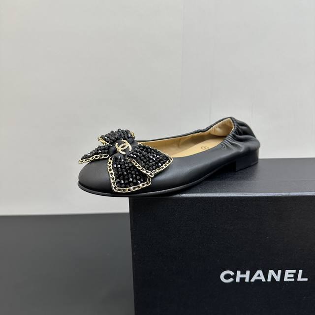 Chanel ballet flats, single shoes, elasticated boat shoes, are the perfect combi