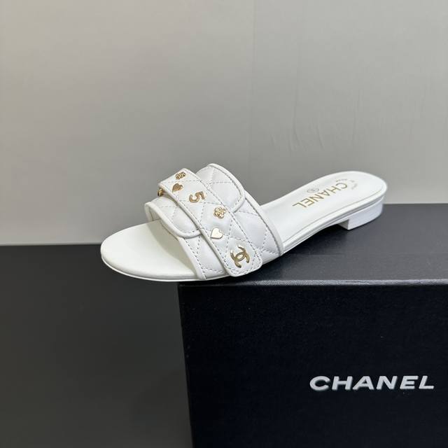 2025 Chanel Chanel new classic flat sandals, diamond pattern + metal buckle deco