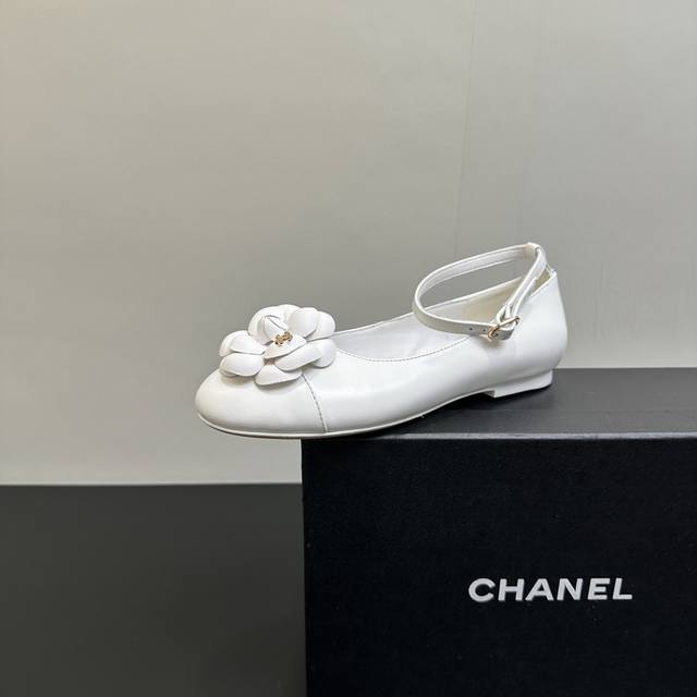 Chanel 2025 new Chanel small round-toed camellia back strap flat shoes, playful
