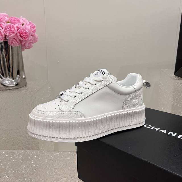 Chanel's new cowhide thick-soled biscuit shoes, panda shoes, white shoes, popula
