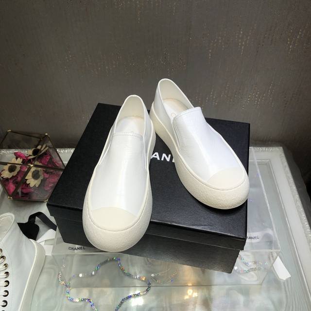 Loafers come out with top version Chane