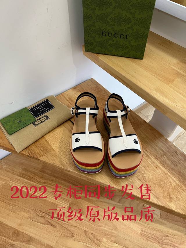 22Ss Spring/Summer Gucci straw rainbow platform sandals bring a modern touch to