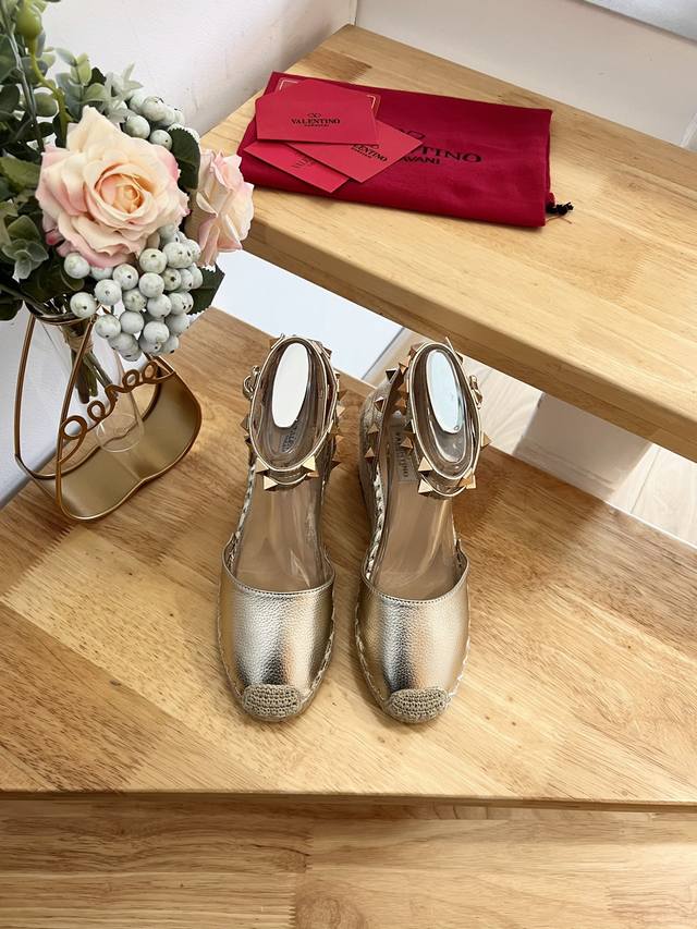Valentino Garavani lychee leather lace-up wedge sandals - Metallic effect studs