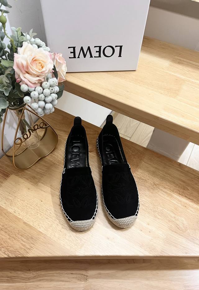 Loewe's new autumn and winter fisherman shoes are comfortable, light and versati