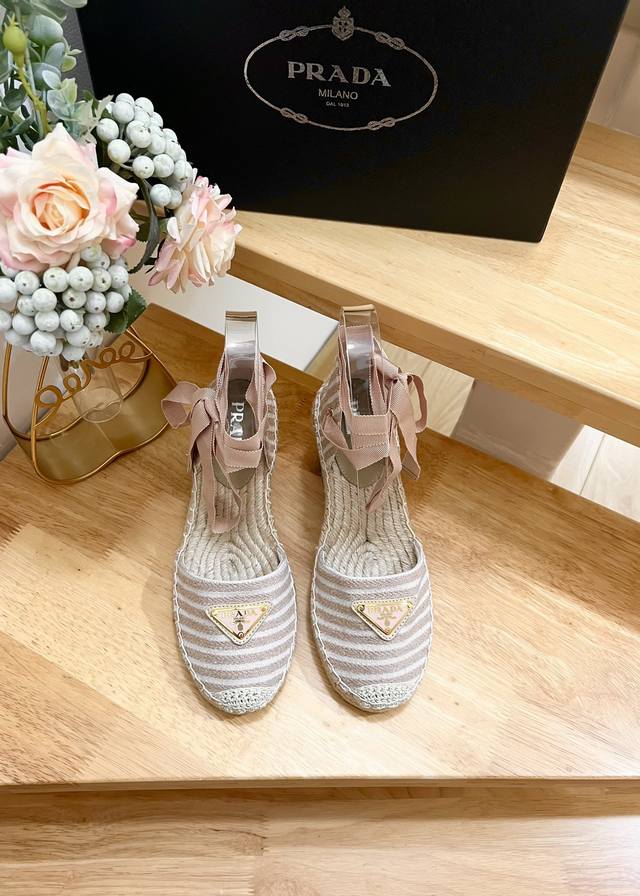 Prada Prada Early Spring 2019, this tricolor striped wedge platform high heel. W
