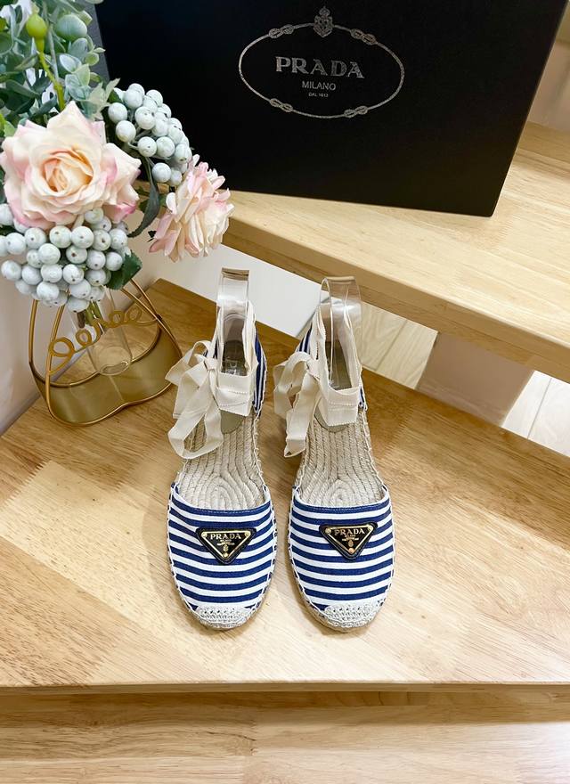 Prada Prada Early Spring 2019, this tricolor navy striped wedge platform high he
