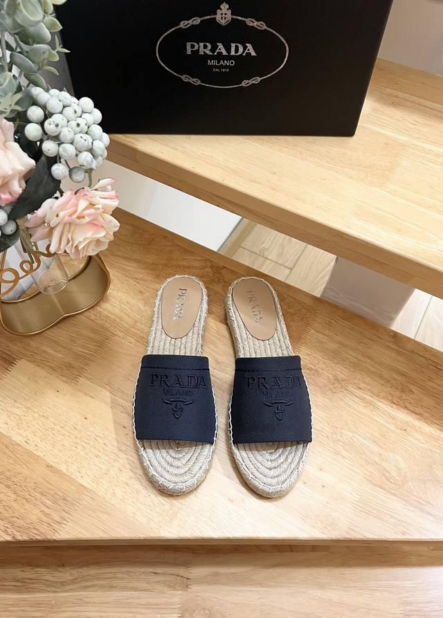 Prada Early Spring 2019, this pair of slippers and fisherman shoes is equipped w