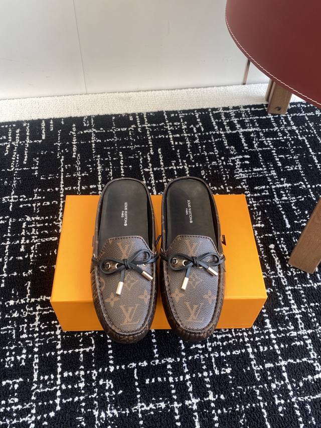Purchasing agent Louis Vuitton Gloria flat loafers are made of high-quality cowh