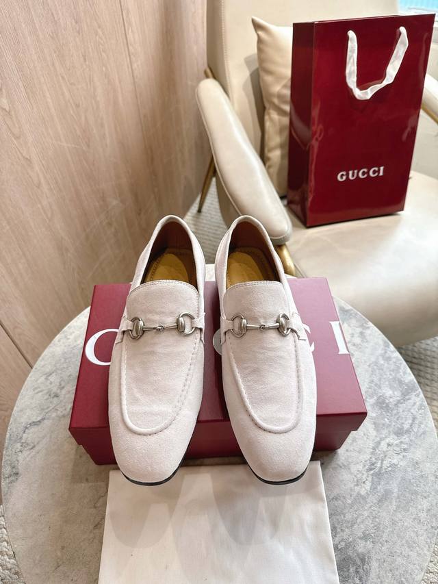 1701-6 White 39-46 Leather loafer with a long toe. The brand's signature horsebi