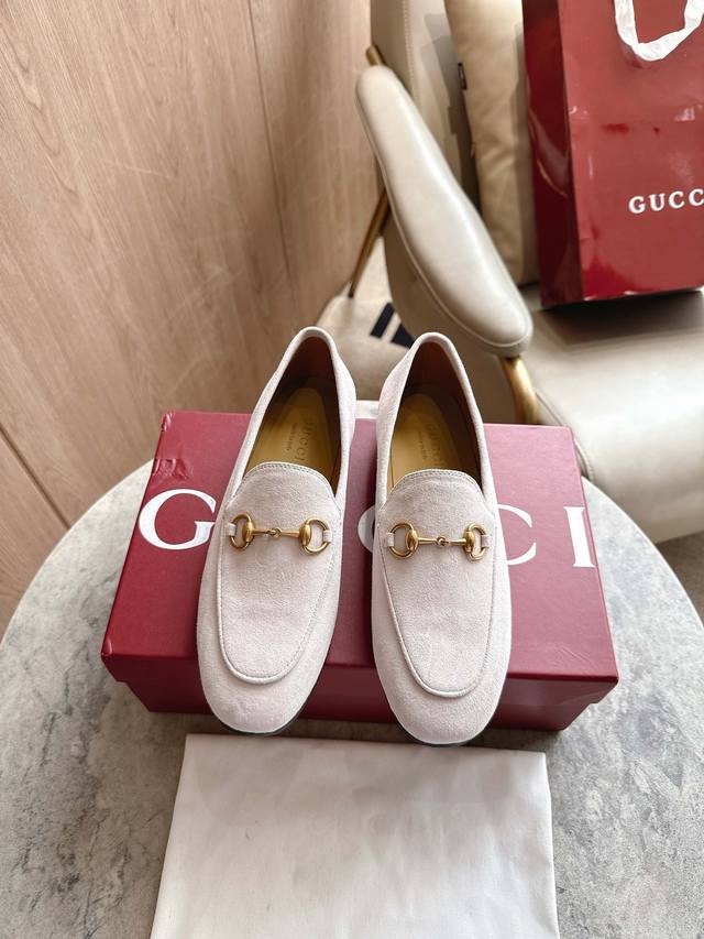 1819-10 White 35-42 A true symbol of Gucci's design heritage, the Horsebit loafe