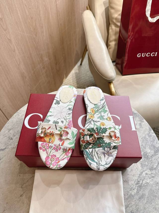 8023-3 White Floral 35-42 Crafted from floral print canvas, these slides are det