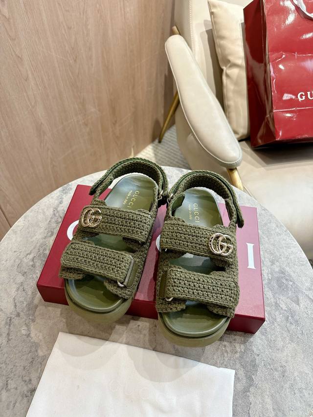 8838-8 Green 35-42 Modern and sporty, these flat sandals feature hook-and-loop c
