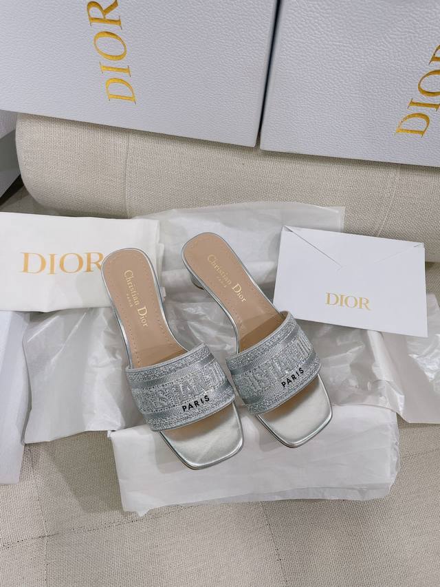New Mirror Metallic Silver Dio* Cd.. Classic Square Toe Mid-Heel Metallic Patent