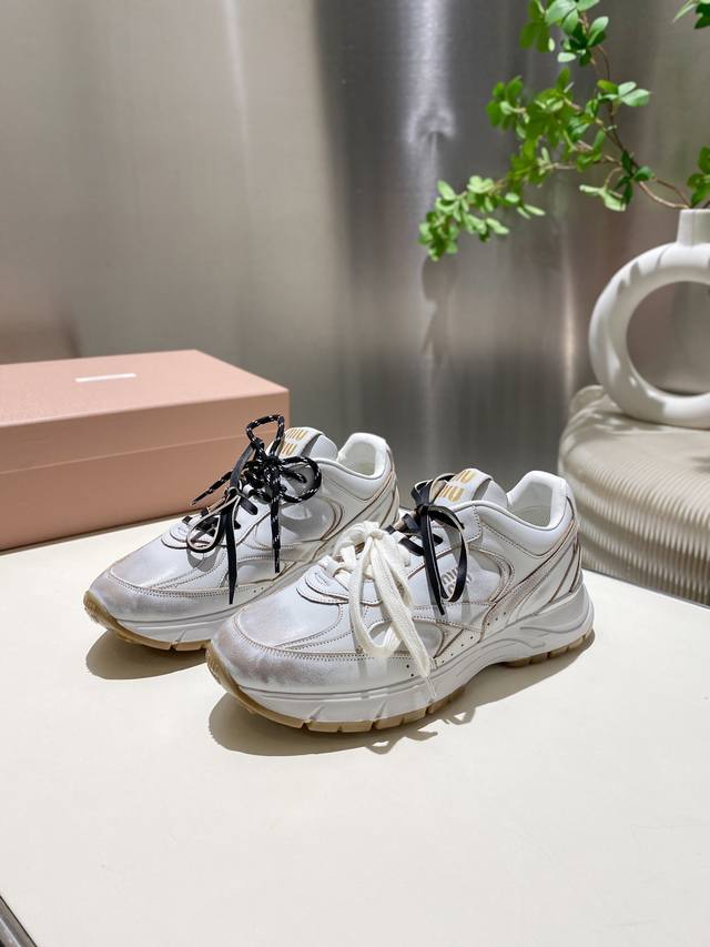 Brushed leather. Mesh. 2025Miumiu X Nb has a new joint sneaker! ! The previous M