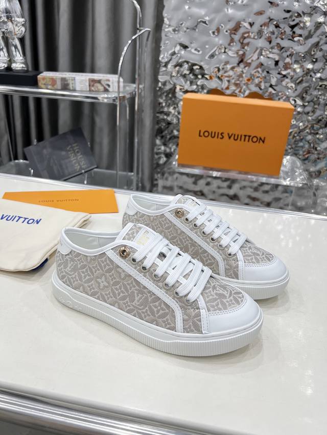 New summer style This Lv Lagoon sneaker is a Monogram jacquard pattern depicting