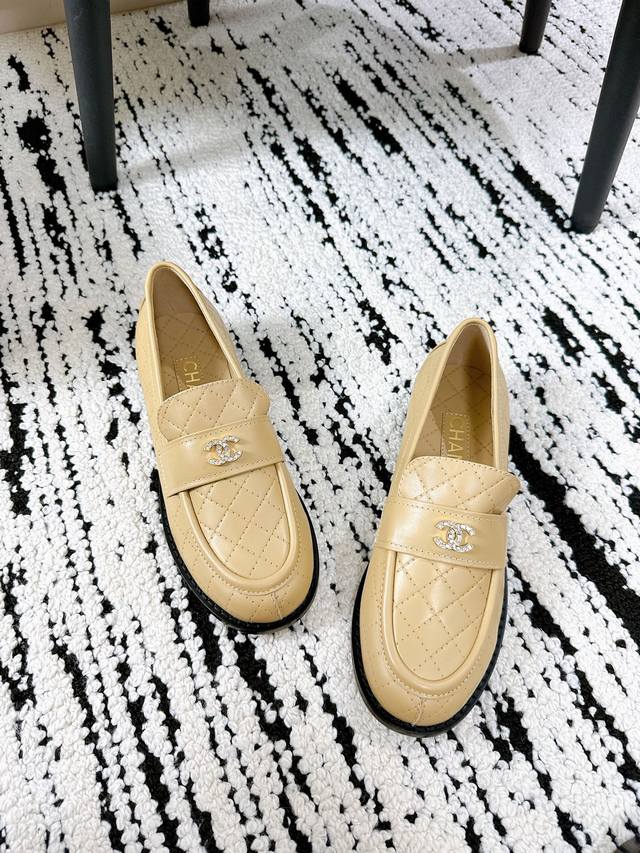 airplane box plus 10 A must-have for Chanel girls! This pair of new loafers is s