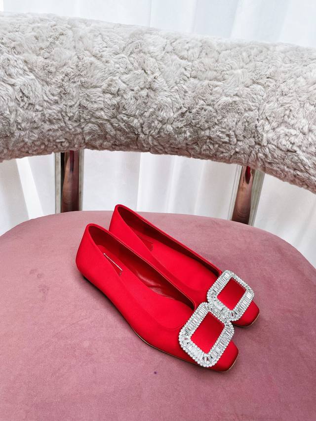 Rv is a fashion benchmark in the shoe industry. The classic square buckle is the