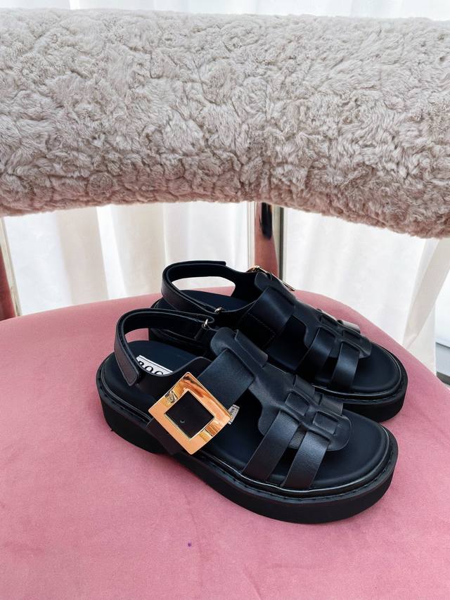24The new Velcro back strap sandals are like a dazzling star on the fashion stag