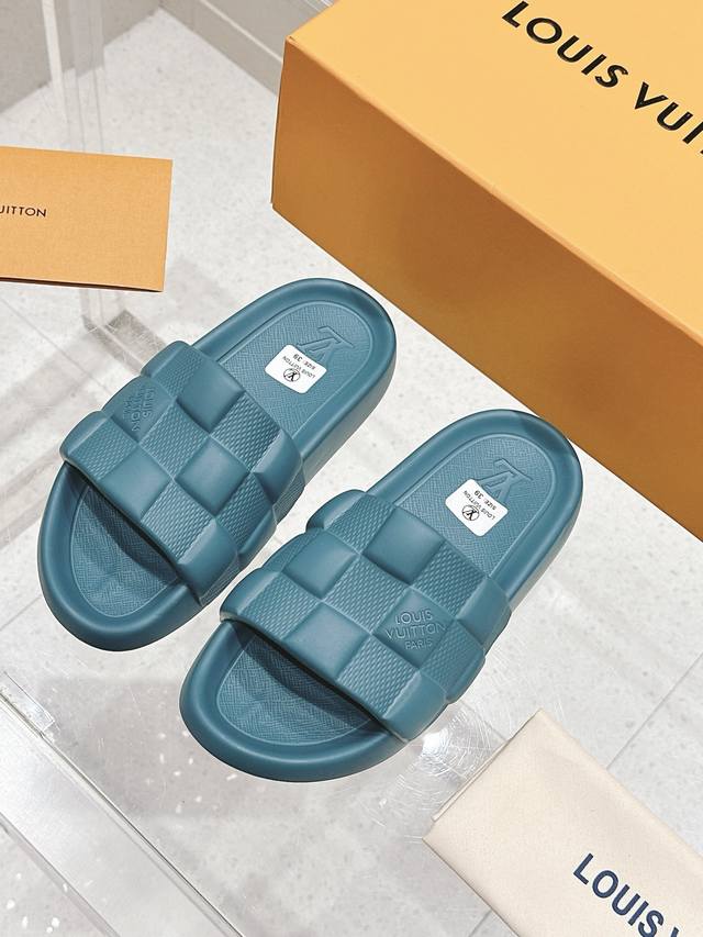 Upgraded version Lv Waterfront latest series of beach slippers in spring and sum
