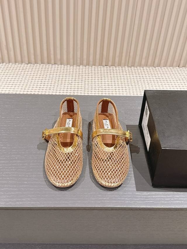 Alaia catwalk style ballet flats! Sweet and cool ballet style, a very popular ba