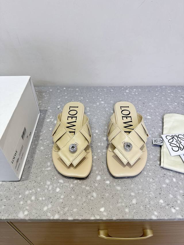 Loewe 25Ss Spring and Summer New Button Flip Flops The new button flip flops are
