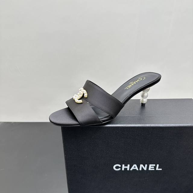 3 pearls Chanel 2025 classic square-toed slippers, double C pearl buckle logo, e