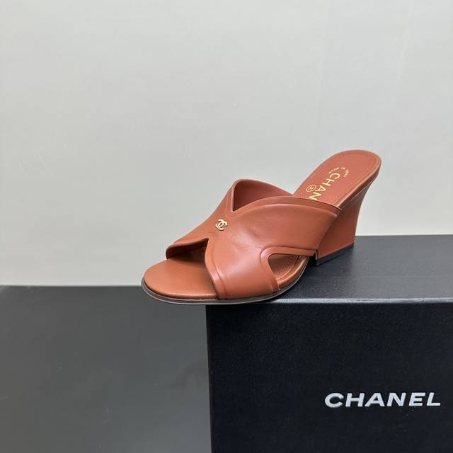 Chanel Fashion Wedge Heel Simple Lazy Slippers Design: Simple yet elegant cross-