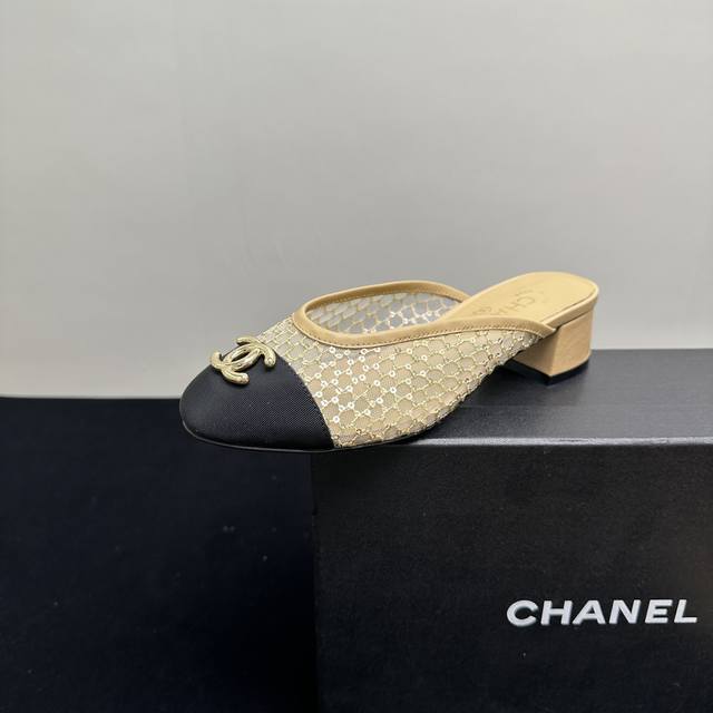 A classic that will last forever! Chanel's mules and half-slippers are eye-catch