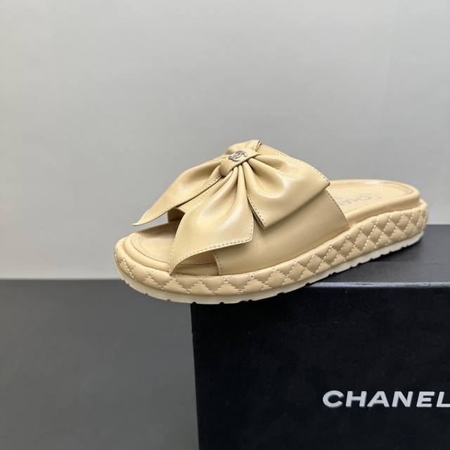 Chanel Chanel C-style thick-soled diamond slippers are a timeless classic in the