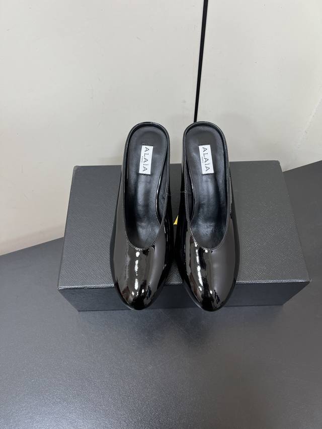 Alaia 25Ss new spring and summer wedge slippers This brand needs no introduction