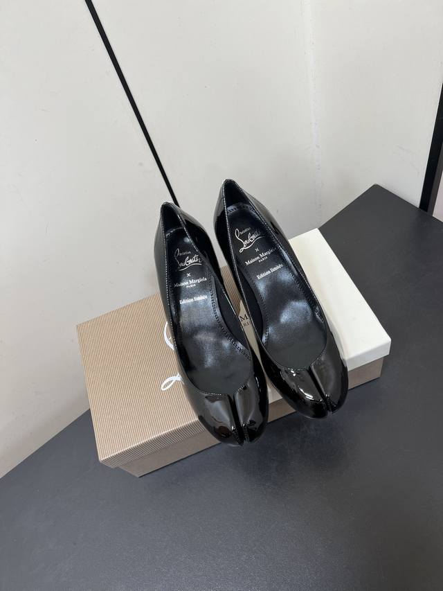 high heel! Cl x Mm6 Maison Margiela 25 new split-toe red-soled high heels patent