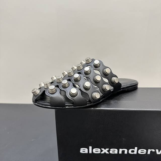 Alexander Wang 2025 flat rivet slippers have unique rivet elements, avant-garde