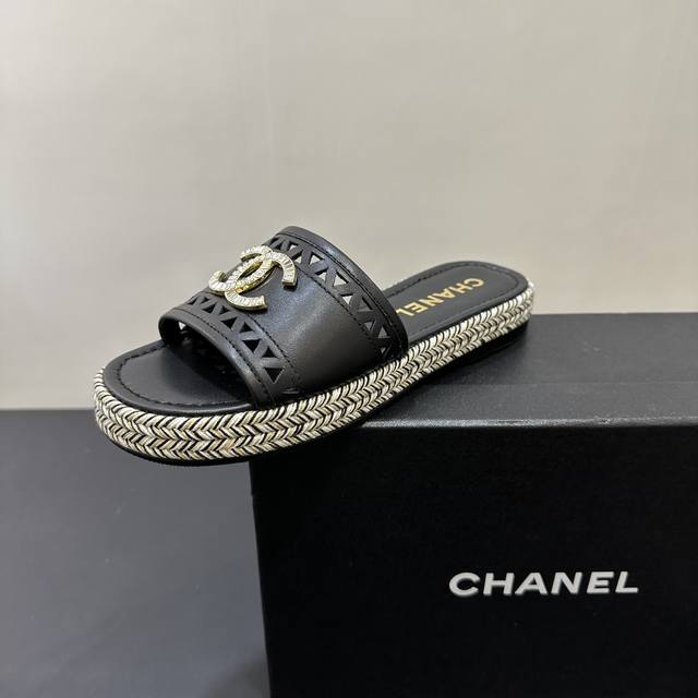 2025Ss Chanel's new summer thick-soled hollow slippers The iconic double C logo
