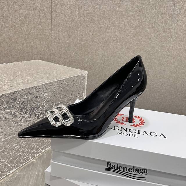 Balenciaga's classic rhinestone high-heeled shoes are both fashionable and chari
