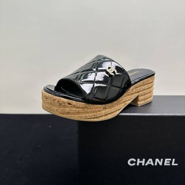Chanel Chanel style diamond pattern thick-soled mules are a classic in the fashi