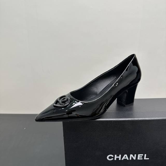 Chanel Chanel style thick square heel pointed toe shoes, showing elegant style.
