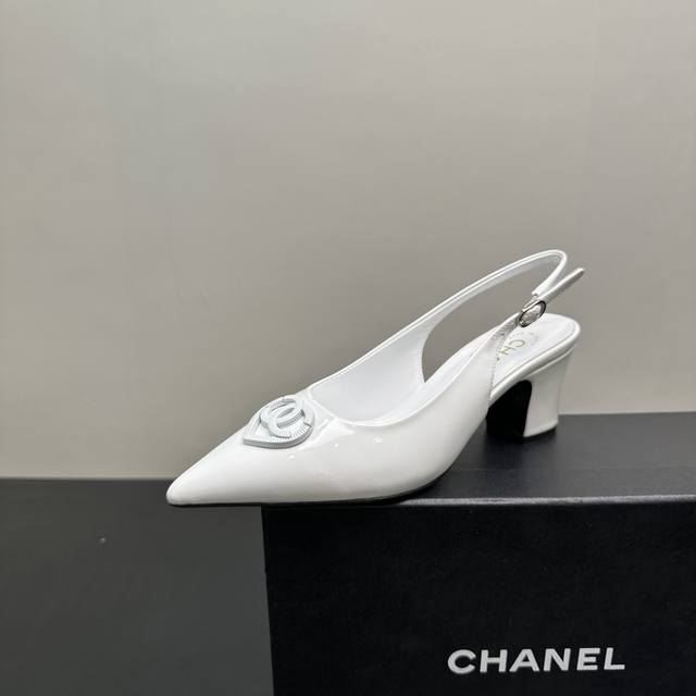 Chanel Chanel style thick square heel pointed sandals, showing elegance. The cla