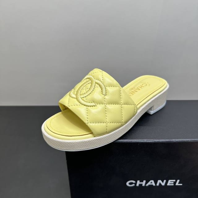 Chanel C thick-soled slippers are the lazy code of the fashion world . The class