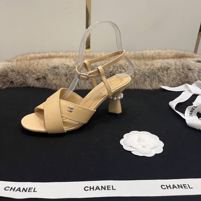 Chanel Coco mid-heel sandals The unique design shows the immortal Chanel style.