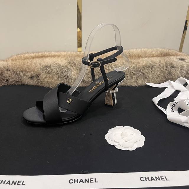 Chanel Coco mid-heel sandals The unique design shows the immortal Chanel style.