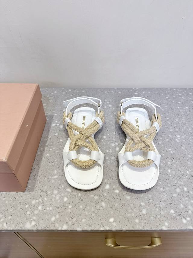 Miumiu Miu Miu 25Ss new spring and summer flat beach sandals . Versatile style f