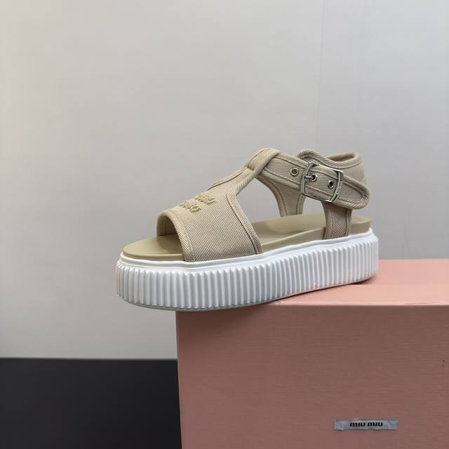 Miumiu 2025 new thick-soled sandals are the focus as soon as they appear. The su
